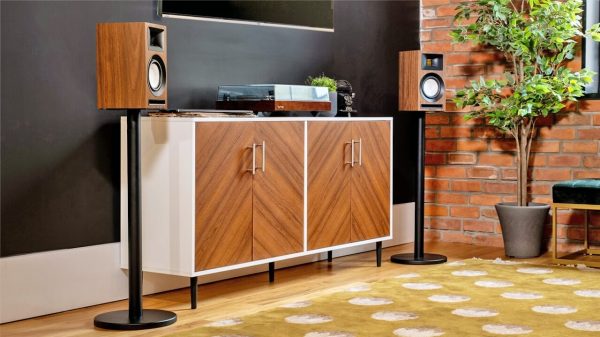 Fluance Wireless Floorstanding Speakers Lifestyle